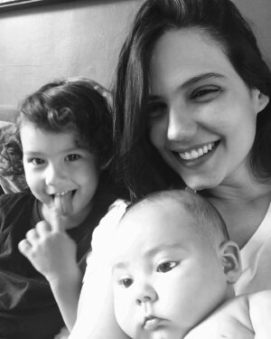 Rayana Carvalho Instagram - Enquanto a gente se divertia batendo algumas fotos, Amélie resolveu sentar no banco de Marte. E aí, Amélie, alguma mensagem dos marcianos para 2021? 🖖🏼