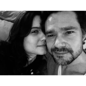 Rayana Carvalho Instagram - No primeiro dia em que ficamos, ele me pediu em namoro, falamos “Eu te amo” em uma semana e casamos em menos de dois meses. Se eu tivesse que viver essa loucura tudo de novo, diria Simmmm, sem pensar. Afinal de contas, lá se vão 6 anos e um filho. Ao longo desses anos colecionamos experiências de tirar o fôlego, dessas que só o amor pode proporcionar. Acho até, que a nossa história poderia virar um filme com título provisório de “ O furacão “(rs!). Só ficaria com pena da equipe de edição 😬. Se não fosse pra ser intenso, a gente nem começaria esse romance. Se não fosse pra viver cenas de puro amor, essa aventura não teria chegado tão longe. Que venham os próximos takes! Te amo, Gabriel!🖤