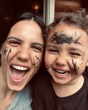 Rayana Carvalho Instagram - Depois que fui abduzida pela maternidade, algo novo e inusitado nasceu aqui dentro. Algo que teimava em ser revelado, mas precisava de uma força maior para ser desvendado.  Não estou falando de amor, embora esse seja o combustível de tudo e todo o processo vivido, mas sim de poesia. Sim, poesia! Esse lance de ser mãe leva a gente a lugares tão inóspitos quanto belos, tão profundos quanto amenos, tão sóbrios quanto uma garrafa de vinho branco gelado. E a poesia diária da vida joga na tua cara verdades paradoxais. Dessas que eu, particularmente, gosto de entrar em contato. Afinal de contas, me considero uma pessoa comprometida com a verdade, ainda que por vezes a perca de vista. Embora sair ilesa à maternidade não seja uma opção, pelo menos para mim, acredito que a poesia que brota das dores e delícias deixa tudo mais significativo. Mais vivo!🖤