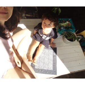 Rayana Carvalho Instagram - Nessa quarentena está rolando de um tudo, até tomar banho de sol em cima da mesa.🧡