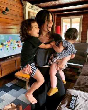 Rayana Carvalho Instagram - Por aqui seguimos arquivando memórias de afeto e acolhimento. É claro que de vez em quando rola uns momentos tensos🤪. Mas o que importa é o que acontece com frequência, né?😉. E vocês, que qualidade de memórias estão gerando?😊

Fotos do super papai @ggracindo_ ❤️🙏🏼