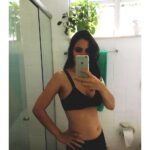 Rayana Carvalho Instagram - Finalmente amanheceu o dia em que senti de dividir com vocês essa grande novidade por aqui. Acordei e pasmem! Fiz minha primeira foto grávida, sendo que já estou com 15 semanas! Como eu não fiz nenhum registro antes? Será que foram os enjoos, a ficha ainda caindo ou todo esse momento bizarro que estamos passando?... Não sei! Só sei que essa é oficialmente a primeira foto da minha segunda gestação. Rs🤷🏻‍♀️ Maluquices à parte, gostaria de dizer o quanto ando feliz e grata por poder, mais uma vez, ser morada de um outro ser humano. E se me permitem o excesso de positividade, penso que todos nós, de alguma maneira, estamos gestando um mundo novo. Daqui alguns meses irei parir a minha filha( acho que é uma menina) e concomitantemente toda a humanidade deixará nascer a nova era. Na verdade, o filho é um só. O amor!