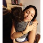 Rayana Carvalho Instagram - Ju, meu amor, hoje é seu dia e todos nós aqui em casa gostaríamos de te abraçar bem forte e dizer olho no olho o quanto você é importante em nossas vidas, mas já que estamos passando por esse momento tão delicado, venho por aqui (tbm!rs) deixar registrado o nosso carinho e admiração por você. A vida é muito mais divertida e linda ao seu lado, viu? Luz, luz e luz!!! Feliz aniversário! Te amooooo❤️ P.S: Me tira uma dúvida, nosso brinde virtual vai ser com vinho, gin ou uma(claro que isso é só uma força de expressão) cerva bem geladinha? A aniversariante do dia é quem decide!😉🍻🍷🍹
