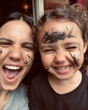 Rayana Carvalho Instagram - Depois que fui abduzida pela maternidade, algo novo e inusitado nasceu aqui dentro. Algo que teimava em ser revelado, mas precisava de uma força maior para ser desvendado.  Não estou falando de amor, embora esse seja o combustível de tudo e todo o processo vivido, mas sim de poesia. Sim, poesia! Esse lance de ser mãe leva a gente a lugares tão inóspitos quanto belos, tão profundos quanto amenos, tão sóbrios quanto uma garrafa de vinho branco gelado. E a poesia diária da vida joga na tua cara verdades paradoxais. Dessas que eu, particularmente, gosto de entrar em contato. Afinal de contas, me considero uma pessoa comprometida com a verdade, ainda que por vezes a perca de vista. Embora sair ilesa à maternidade não seja uma opção, pelo menos para mim, acredito que a poesia que brota das dores e delícias deixa tudo mais significativo. Mais vivo!🖤