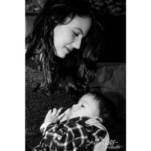 Rayana Carvalho Instagram - Essa foto foi tirada no dia do aniversário de 2 anos dele e merecia um textão, mas eu vou ficar com uma frase clássica que diz: É dor e delícia!🖤
#semanamundialdaamamentação .
.
.
📸 linda da minha querida amiga Ana. @minifotoestudio 🙏🏼