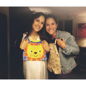 Rayana Carvalho Instagram - Essa minha cara de felicidade não era só porque eu estava grávida ou porque ela havia acabado de chegar dos Estados Unidos com vários presentinhos pra Leon, era sobretudo pq a alegria é sempre garantida quando se estar ao lado dessa mulher incrível. Que além de ser uma guia super competente e ter um astral surreal é uma grande amiga. Então, se vc quiser passear pela Disney e cia não hesite em chamá-la. A @tiacarolguia te guia pelo mundo da magia com muito amor. Eu garanto! 
Te amo, minha amiga!❤️