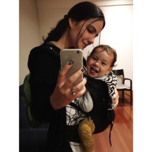 Rayana Carvalho Instagram - Preguiça! Desde que eu engravidei foi o que senti ao estar nas redes sociais. De certa maneira, eu já intuía que todo aquele compartilhar desenfreado deixaria de fazer sentido aqui dentro. Daí ele nasceu e eu morri. Morri porque não sobreviveu nenhuma célula do meu antigo e (mesmo!) corpo pra contar história. Morri porque minha alma não mais se identificava com muito do que se inspirava. Me desconectei de mim mesma, me perdi. Foi então que iniciei um intenso (lembrando que sou escorpiana, ou seja, bota uma dose extra de intensidade nisso 🤘🏼) e lindo processo de me entender como um Ser que além de mulher-da-porra-toda era mãe! Precisei de um tempo, e me ausentar das redes sociais foi fundamental pra isso. Hoje, não sei porque, resolvi compartilhar isso com vocês. Talvez pelo fato de eu já ter digerido e deixado ir com gratidão a Rayana que eu fui por 30 anos, talvez, por eu estar me sentindo pronta e inteira novamente para dividir um pouco da minha vida por aqui. Não sei. O fato é que eu decidi seguir me encontrando enquanto compartilho desse processo. Decidi dividir minhas certezas enquanto elas caem bonito por terra. Relembrei, então, que morte e vida são faces da mesma moeda e tudo bem se sentir perdida, pois é assim que a gente se acha. Evoluir é um processo. Eterno! A preguiça se foi. To de volta na área!👊🏼⚡️🦋💫