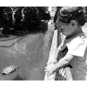 Rayana Carvalho Instagram - Ele fala com os animais, o sol, a lua, as plantinhas... e certeza que a natureza conversa com ele também.🐢🌿🍃🌙🌞🌻🖤