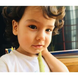 Rayana Carvalho Instagram - Ele passou a mão no alecrim e disse que o cheiro era muito bom. Passou a mão novamente e fez carinho no girassol com sua mão “alecrinada”. Falou para as plantinhas o quão lindas elas eram e sorriu para mim. Naquele momento fui convidada a inalar a alegria do alecrim e vislumbrar a luz de um belo girassol, além de reconhecer toda a beleza e conexão com a natureza que nossas crianças têm. Ele fez três anos e não para de encher a minha vida de poesia. Gratidão por sua existência, meu filho lindo! ❤️