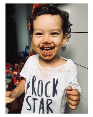 Rayana Carvalho Instagram - Rock Star achocolatado! 70% cacau e adoçado com açúcar de coco porque ele merece.⚡️🍫