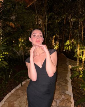 Rébecca Benhamour Instagram - ouais jsavais pas où foutre mes mains ouais