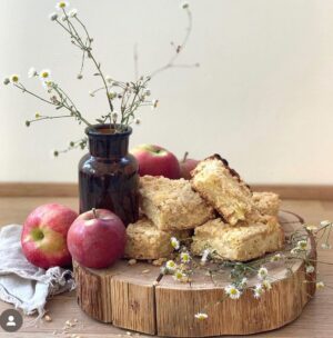 Rebecca Lina Instagram - Unser Sohn hatte eine Apfelprojektwoche und den ganzen Schulranzen voller Äpfel. Also machen wir heute diesen Apfelkuchen 

Apfelkuchenrezept:
Stelle einen einfachen Blechkuchen-Hefeteig her und rolle ihn auf einem Backblech aus, nachdem er schön aufgegangen ist.
Bestreiche ihn nun mit einer Creme aus Quark, die aus folgenden Zutaten besteht: 200g Quark, 100g Zucker, 2 Eier, 1 Eßl. Speisestärke, abgeriebene Zitronenschale
Auf der Creme nun die Äpfel verteilen, und wenn ihr mögt noch Streusel darauf geben. 
Für die Streusel: 150-200g Mehl, 100g Butter,50g Zucker, Zimt und eine Prise Salz, mit dem Knethaken zu Streuseln verarbeiten. 
Hefeteig: 450g Mehl, 30g Hefe, 180ml lauwarme Milch, 50g Zucker, 50g Butter und eine Prise Salz

Backen ? Oh je wenn ich das wüsste ! Ich war froh überhaupt das Rezept gefunden zu haben. Also wenn ich ihn gebacken haben reiche ich es nach ! Ich würde sagen 180 Grad 45 Minuten 
Alles Liebe 
Rebecca