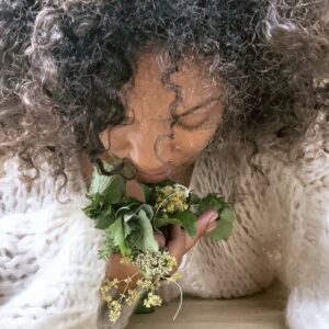 Rebecca Lina Instagram - Und wir werden lächeln, denn wir wissen, dass wir Teil dieser magischen Welt sind, die uns Tag für Tag mit ihrer Schönheit und Großzügigkeit beschenkt.
In unseren Träumen beginne wir die dunklen Stunden der Nacht zu durchqueren, und die Morgenröte bricht an. Die Vögel, die wir gestern gefüttert haben, begrüßen den Tag mit ihrem fröhlichen Gesang. Die Welt erwacht zu neuem Leben, und wir mit ihr.
In dieser Zeit der Tag- und Nachtgleiche, geht es nicht nur darum, die Ernte zu feiern, sondern auch um das Gleichgewicht in unserem eigenen Leben zu finden. Es ist eine Gelegenheit, innezuhalten und über das vergangene Jahr nachzudenken, die Früchte unserer eigenen Bemühungen zu ernten und uns auf das kommende Jahr vorzubereiten. Die Dunkelheit umschließt uns langsam, aber wir fürchten sie nicht. Denn in der Dunkelheit liegt die Verheißung des Neuen. Die Tag- und Nachtgleiche erinnert uns daran, dass das Leben ein ständiger Kreislauf ist. Der Sommer weicht dem Herbst, das Licht weicht der Dunkelheit, aber in dieser Dunkelheit werden neue Träume und Hoffnungen geboren.
In meiner Hand die Kräuter des Sommer die meine Wintertage erhellen  werden.in diesem Sinne ein wunderschönen Sonntag🌿