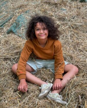 Rebecca Lina Instagram - 9 Jahre in bester Gesellschaft mit diesem kleinen großen Typen.
Sooo viel Liebe haben wir alle für dich. Wie schön das du geboren bist!!! 
Heute haben wir einen Geburtstag gefeiert, wie er besser nicht hätte sein können.
Geschenke auspacken 
Überrascht werden von den großen Freunden 
Frühstück und Kuchen 
Beste Geschenke der Teenager ausprobieren
Ab nach Berlin in die Spielehalle - 2 Stunden Spaß und den besten Gewinn- ein Riesen Panda 
Burger 
Eis 
Donuts
Sehr sehr sehr viel Liebe und Aufmerksamkeit von 5 Teenagern , und 4 Erwachsenen. 
Tollster Spielplatz/ Kunstinstalation am Potsdamer Platz 
Sehr viel verstecken und fangen spielen 
Dann Fußball schauen zu Hause. 
Genau so einen Geburtstag will ich nächstes Mal auch ! 
Es war ein so unfassbar schöner Tag und erstaunlicherweise gab es keinen Regen ! Das war auch neu ! Die letzten 8 Jahre hat es immer geregnet am Geburtstag/ 
Erkenntnis des Tages: Geburtstage können auch mal ganz anders gefeiert werden und es ist überraschend schön sich einfach so hineintreiben zu lassen- und wir alle  finden diese Gamehalle ziemlich cool!