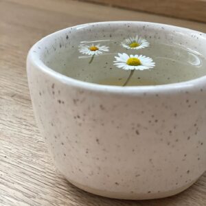 Rebecca Lina Instagram - Erst mal ein Gänseblümchentee! Es ist die sogenannte „Steh auf Pflanze“ ein wunderbares Kindermittel, wenn es beispielsweise Ärger oder Probleme und der Schule gibt. Und auch für Hochsensible Menschen ist es eine tolle Teepflanze🤍 ich mach mir genau jetzt mal einen Gänseblümchentee 
Ich schreibe es euch, denn ich brauche gerade genau den Tee - denn die Übergriffigkeit in dieser App ist echt immer wieder erstaunlich. An all die Besserwisser*innen da draußen: einfach mal nichts sagen ist auch eine Idee! Ich lebe mein Leben so wie ich es eben lebe ich ernähre meine Familie so, wie es für uns gut ist. Wenn man in meinen Account hineinprojizieren das ich nur Gesundheit in die Welt zu bringen habe, sorry dann ist man hier falsch! Ja ich esse Schokolade und  es gibt gerade in der Weihnachtszeit auch Kekse mit Zucker und oh Gott sie macht Käse und Butter ins Risotto ob die Kinder das überleben werden ????