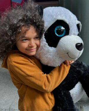 Rebecca Lina Instagram - 9 Jahre in bester Gesellschaft mit diesem kleinen großen Typen.
Sooo viel Liebe haben wir alle für dich. Wie schön das du geboren bist!!! 
Heute haben wir einen Geburtstag gefeiert, wie er besser nicht hätte sein können.
Geschenke auspacken 
Überrascht werden von den großen Freunden 
Frühstück und Kuchen 
Beste Geschenke der Teenager ausprobieren
Ab nach Berlin in die Spielehalle - 2 Stunden Spaß und den besten Gewinn- ein Riesen Panda 
Burger 
Eis 
Donuts
Sehr sehr sehr viel Liebe und Aufmerksamkeit von 5 Teenagern , und 4 Erwachsenen. 
Tollster Spielplatz/ Kunstinstalation am Potsdamer Platz 
Sehr viel verstecken und fangen spielen 
Dann Fußball schauen zu Hause. 
Genau so einen Geburtstag will ich nächstes Mal auch ! 
Es war ein so unfassbar schöner Tag und erstaunlicherweise gab es keinen Regen ! Das war auch neu ! Die letzten 8 Jahre hat es immer geregnet am Geburtstag/ 
Erkenntnis des Tages: Geburtstage können auch mal ganz anders gefeiert werden und es ist überraschend schön sich einfach so hineintreiben zu lassen- und wir alle  finden diese Gamehalle ziemlich cool!