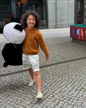 Rebecca Lina Instagram - 9 Jahre in bester Gesellschaft mit diesem kleinen großen Typen.
Sooo viel Liebe haben wir alle für dich. Wie schön das du geboren bist!!! 
Heute haben wir einen Geburtstag gefeiert, wie er besser nicht hätte sein können.
Geschenke auspacken 
Überrascht werden von den großen Freunden 
Frühstück und Kuchen 
Beste Geschenke der Teenager ausprobieren
Ab nach Berlin in die Spielehalle - 2 Stunden Spaß und den besten Gewinn- ein Riesen Panda 
Burger 
Eis 
Donuts
Sehr sehr sehr viel Liebe und Aufmerksamkeit von 5 Teenagern , und 4 Erwachsenen. 
Tollster Spielplatz/ Kunstinstalation am Potsdamer Platz 
Sehr viel verstecken und fangen spielen 
Dann Fußball schauen zu Hause. 
Genau so einen Geburtstag will ich nächstes Mal auch ! 
Es war ein so unfassbar schöner Tag und erstaunlicherweise gab es keinen Regen ! Das war auch neu ! Die letzten 8 Jahre hat es immer geregnet am Geburtstag/ 
Erkenntnis des Tages: Geburtstage können auch mal ganz anders gefeiert werden und es ist überraschend schön sich einfach so hineintreiben zu lassen- und wir alle  finden diese Gamehalle ziemlich cool!