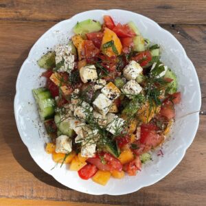 Rebecca Lina Instagram - Ich liebe es auf Reisen Rezepte zu sammeln! In unserem Airbnb in Frankreich war ein bezauberndes Paar aus Holland, sie hatten an einem Abend diesen Salat auf dem Tisch und ich durfte probieren. Einen Tag später kreierte ich meine Version davon ! Sooo köstlich 

Honigmelone 
Gurke 
Tomate 
Minze 
Kräuter nach Geschmack 
Schafskäse 
Soße aus Zitrone, Balsamico, Olivenöl, Pfeffer und Salz! 
Eine köstliche Sommer Kombination. Probiert es aus ! 
Alles Liebe 
Rebecca 

Ein Salat in einem kleinen Restaurant in der Bretagne macht sich auf den Weg hinaus in die Welt. Irgendwie schön, oder?