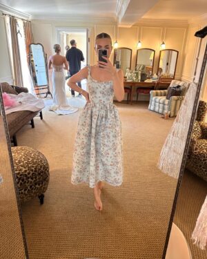 Rebecca Rittenhouse Instagram - Finally getting around to sharing some snaps from @bizza44 's gorgeous wedding 💒  
 
Love you forever  🩷
 
 
 
 
 
 
#weddingguest #bridesmaid #cocktailattire