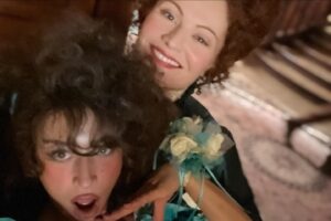 Rebecca Wisocky Instagram - Thank you for watching @ghostscbs folks! It’s a big one for Hetty and FLOWER🌸💕 and I’m so grateful for the care and skill our whole company put into it. See you TONIGHT at 8:30 on @cbstv & @paramountplus 
Holes Are Bad was written by @sophia3000_  directed by @judeweng and guest stars @betsysodaro @thebrianhuskey @danbeirne @gwengorman.eh @odessaazion @tyleralvarez & @tdlalla