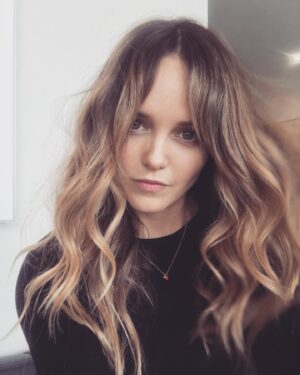 Rebecca Breeds Instagram - TB to Bixie-licious colour and curtain bangs. Love you @shereeknobel_bixiecolour @bixiecolour 🖤🖤🖤