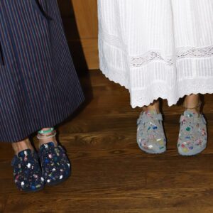 Rebecca Gayheart Instagram - About last night : cozy spot, delicious food , BEST group of women plus a winning collaboration from @thisisthegreat_  and @birkenstock ! Thank you for having me @emilyandmeritt , for the beautiful outfit 🤎and the chicest new Birks ! #tistheseason #womensupportingwomen #birkenstocks #thegreat 
📸 @alexaraevitug