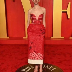 Rebecca Hall Instagram - Busy weekend. #oscars #vanityfair #godzillavskong 
.
.
.
.
Thank you @bailey.moon @lauraleajones @erdem @chanelofficial @marywilesmakeup 💄 @benskervin 💇‍♀️ @sophkuller 📸