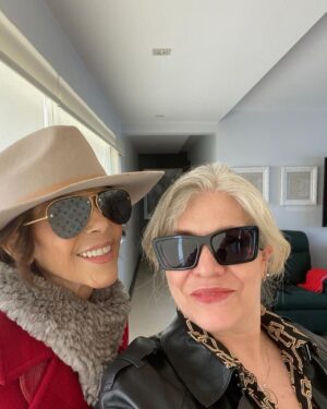 Rebecca Jones Instagram - COMO EL LEGENDARIO COCKTAIL “VUELVE A LA VIDA” , ASÍ SON LOS VERDADEROS AMIGOS: DELICIOSOS Y REVITALIZANTES, MI FAMILIA ELEGIDA. 

Con unos kilitos de menos pero con exceso de amor y muchas ganas de vivir y volver a las andadas, deseo para todos un muy feliz y vital 2023!!!!