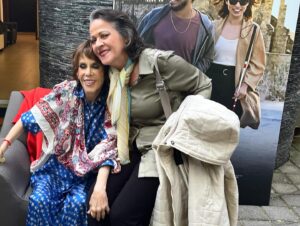 Rebecca Jones Instagram - QUÉ LINDO ES SABER QUE TANTA GENTE ME QUIERE!!! Y QUÉ MANERA TAN LINDA DE DEMOSTRÁRMELO.  Como no pude asistir a la premier de NADA QUE VER, Jacobo Nazar @jaynazar y @videocine me organizaron mi propia premiere privada con palomitas y todo 🥰gracias Mónica Rivero y Pablo Martinez de Velazco y gracias por supuesto a mi enorme equipo de prensa @prensadanna que siempre están ahí para mi ☺️🙏🏻 

Y que puedo decir del elenco que me acompañó esa noche!!! Invite a las personas que yo más amo, unos de toda la vida, otros, apenas de unos meses para acá, pero todos, todos, han estado conmigo en estos meses tan difíciles de sobrellevar. Y siguen conmigo, sobre todo ahora que se ve el resplandor de la salud perfecta, esa luz de esperanza tan añorada. Algunos no pudieron asistir por cuestiones de trabajo, pero se perfectamente que su corazón está conmigo. 

Si. Ya se que estoy muy delgada , pero bien dice Saint-Exuperie : lo esencial es invisible a los ojos. (Y créanme, 8 días en terapia intensiva, adelgazan a cualquiera, ya los recuperaré), pero esa es la menor de mis preocupaciones, ahora sólo se que cada día estoy más fuerte y sana. Y no, no pido un milagro como algunos dicen por ahí, porque se que Dios SIEMPRE está conmigo, no. Tampoco estoy “luchando” porque todos luchamos día con día por vivir ( al menos yo pienso que así debería ser). Lo que si estoy haciendo es disfrutar de cada segundo de vida, probando sus manjares, sus momentos agridulces, aprendiendo de las cosas bellas y no tan bellas. Pensando cosas lindas. Por supuesto que me sigo cuidando, y para eso no sólo estoy con la medicina alópata, sino también con la alternativa. Estoy con un biólogo maravilloso que reside en Monterrey, Alberto Valdez Marroquin. Ya les platicaré la joya con la que me topé. 

Mientras tanto, si me estás leyendo y me quieres, no me tengas lástima, pues eso se acerca más al lamento, al quejido, y yo estoy muy pero muy lejana a eso. 
Más bien piensa cosas lindas, para que esos pensamientos se conviertan en polvos mágicos, se materialicen y se haga un enorme y colectivo pensamiento mágico!!!! 
LES AMO!!!! ♥️♥️♥️♥️♥️♥️ 

VAYAN A VERLA! Está buenísima y está súper divertida!!!!
