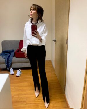 Rebecca Jones Instagram - Sábado 💥. Stilettos o sneakers?😏 la respuesta es obvia, no? 

Les deseo un sábado a gusto ♥️😎