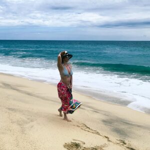 Rebecca Jones Instagram - De nuevo frente al Pacifico, que de pacífico no tiene nada ♥️ 🌊 

#surfersparadise #loscabos