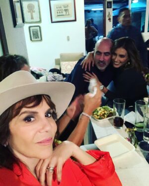 Rebecca Jones Instagram - Ayer fue un día de risas y celebración con amigos muy pero muy queridos, en el cumple de nuestro @bernardonajera excelente director de fotografía y compañero entrañable. Gracias Bernie por este fieston divertido y comida exquisita ♥️

@marcontrerasof @rafaelinclan @marciacoutino @feznoriega