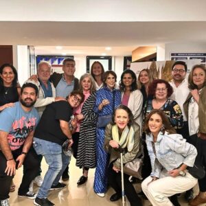 Rebecca Jones Instagram - QUÉ LINDO ES SABER QUE TANTA GENTE ME QUIERE!!! Y QUÉ MANERA TAN LINDA DE DEMOSTRÁRMELO.  Como no pude asistir a la premier de NADA QUE VER, Jacobo Nazar @jaynazar y @videocine me organizaron mi propia premiere privada con palomitas y todo 🥰gracias Mónica Rivero y Pablo Martinez de Velazco y gracias por supuesto a mi enorme equipo de prensa @prensadanna que siempre están ahí para mi ☺️🙏🏻 

Y que puedo decir del elenco que me acompañó esa noche!!! Invite a las personas que yo más amo, unos de toda la vida, otros, apenas de unos meses para acá, pero todos, todos, han estado conmigo en estos meses tan difíciles de sobrellevar. Y siguen conmigo, sobre todo ahora que se ve el resplandor de la salud perfecta, esa luz de esperanza tan añorada. Algunos no pudieron asistir por cuestiones de trabajo, pero se perfectamente que su corazón está conmigo. 

Si. Ya se que estoy muy delgada , pero bien dice Saint-Exuperie : lo esencial es invisible a los ojos. (Y créanme, 8 días en terapia intensiva, adelgazan a cualquiera, ya los recuperaré), pero esa es la menor de mis preocupaciones, ahora sólo se que cada día estoy más fuerte y sana. Y no, no pido un milagro como algunos dicen por ahí, porque se que Dios SIEMPRE está conmigo, no. Tampoco estoy “luchando” porque todos luchamos día con día por vivir ( al menos yo pienso que así debería ser). Lo que si estoy haciendo es disfrutar de cada segundo de vida, probando sus manjares, sus momentos agridulces, aprendiendo de las cosas bellas y no tan bellas. Pensando cosas lindas. Por supuesto que me sigo cuidando, y para eso no sólo estoy con la medicina alópata, sino también con la alternativa. Estoy con un biólogo maravilloso que reside en Monterrey, Alberto Valdez Marroquin. Ya les platicaré la joya con la que me topé. 

Mientras tanto, si me estás leyendo y me quieres, no me tengas lástima, pues eso se acerca más al lamento, al quejido, y yo estoy muy pero muy lejana a eso. 
Más bien piensa cosas lindas, para que esos pensamientos se conviertan en polvos mágicos, se materialicen y se haga un enorme y colectivo pensamiento mágico!!!! 
LES AMO!!!! ♥️♥️♥️♥️♥️♥️ 

VAYAN A VERLA! Está buenísima y está súper divertida!!!!