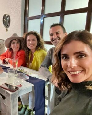 Rebecca Jones Instagram - Ayer fue un día de risas y celebración con amigos muy pero muy queridos, en el cumple de nuestro @bernardonajera excelente director de fotografía y compañero entrañable. Gracias Bernie por este fieston divertido y comida exquisita ♥️

@marcontrerasof @rafaelinclan @marciacoutino @feznoriega