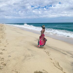 Rebecca Jones Instagram - De nuevo frente al Pacifico, que de pacífico no tiene nada ♥️ 🌊 

#surfersparadise #loscabos