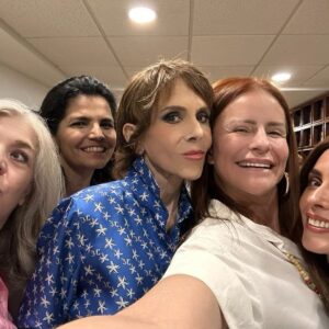 Rebecca Jones Instagram - QUÉ LINDO ES SABER QUE TANTA GENTE ME QUIERE!!! Y QUÉ MANERA TAN LINDA DE DEMOSTRÁRMELO.  Como no pude asistir a la premier de NADA QUE VER, Jacobo Nazar @jaynazar y @videocine me organizaron mi propia premiere privada con palomitas y todo 🥰gracias Mónica Rivero y Pablo Martinez de Velazco y gracias por supuesto a mi enorme equipo de prensa @prensadanna que siempre están ahí para mi ☺️🙏🏻 

Y que puedo decir del elenco que me acompañó esa noche!!! Invite a las personas que yo más amo, unos de toda la vida, otros, apenas de unos meses para acá, pero todos, todos, han estado conmigo en estos meses tan difíciles de sobrellevar. Y siguen conmigo, sobre todo ahora que se ve el resplandor de la salud perfecta, esa luz de esperanza tan añorada. Algunos no pudieron asistir por cuestiones de trabajo, pero se perfectamente que su corazón está conmigo. 

Si. Ya se que estoy muy delgada , pero bien dice Saint-Exuperie : lo esencial es invisible a los ojos. (Y créanme, 8 días en terapia intensiva, adelgazan a cualquiera, ya los recuperaré), pero esa es la menor de mis preocupaciones, ahora sólo se que cada día estoy más fuerte y sana. Y no, no pido un milagro como algunos dicen por ahí, porque se que Dios SIEMPRE está conmigo, no. Tampoco estoy “luchando” porque todos luchamos día con día por vivir ( al menos yo pienso que así debería ser). Lo que si estoy haciendo es disfrutar de cada segundo de vida, probando sus manjares, sus momentos agridulces, aprendiendo de las cosas bellas y no tan bellas. Pensando cosas lindas. Por supuesto que me sigo cuidando, y para eso no sólo estoy con la medicina alópata, sino también con la alternativa. Estoy con un biólogo maravilloso que reside en Monterrey, Alberto Valdez Marroquin. Ya les platicaré la joya con la que me topé. 

Mientras tanto, si me estás leyendo y me quieres, no me tengas lástima, pues eso se acerca más al lamento, al quejido, y yo estoy muy pero muy lejana a eso. 
Más bien piensa cosas lindas, para que esos pensamientos se conviertan en polvos mágicos, se materialicen y se haga un enorme y colectivo pensamiento mágico!!!! 
LES AMO!!!! ♥️♥️♥️♥️♥️♥️ 

VAYAN A VERLA! Está buenísima y está súper divertida!!!!