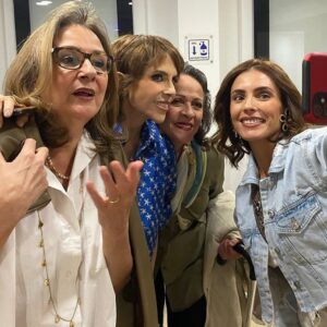 Rebecca Jones Instagram - QUÉ LINDO ES SABER QUE TANTA GENTE ME QUIERE!!! Y QUÉ MANERA TAN LINDA DE DEMOSTRÁRMELO.  Como no pude asistir a la premier de NADA QUE VER, Jacobo Nazar @jaynazar y @videocine me organizaron mi propia premiere privada con palomitas y todo 🥰gracias Mónica Rivero y Pablo Martinez de Velazco y gracias por supuesto a mi enorme equipo de prensa @prensadanna que siempre están ahí para mi ☺️🙏🏻 

Y que puedo decir del elenco que me acompañó esa noche!!! Invite a las personas que yo más amo, unos de toda la vida, otros, apenas de unos meses para acá, pero todos, todos, han estado conmigo en estos meses tan difíciles de sobrellevar. Y siguen conmigo, sobre todo ahora que se ve el resplandor de la salud perfecta, esa luz de esperanza tan añorada. Algunos no pudieron asistir por cuestiones de trabajo, pero se perfectamente que su corazón está conmigo. 

Si. Ya se que estoy muy delgada , pero bien dice Saint-Exuperie : lo esencial es invisible a los ojos. (Y créanme, 8 días en terapia intensiva, adelgazan a cualquiera, ya los recuperaré), pero esa es la menor de mis preocupaciones, ahora sólo se que cada día estoy más fuerte y sana. Y no, no pido un milagro como algunos dicen por ahí, porque se que Dios SIEMPRE está conmigo, no. Tampoco estoy “luchando” porque todos luchamos día con día por vivir ( al menos yo pienso que así debería ser). Lo que si estoy haciendo es disfrutar de cada segundo de vida, probando sus manjares, sus momentos agridulces, aprendiendo de las cosas bellas y no tan bellas. Pensando cosas lindas. Por supuesto que me sigo cuidando, y para eso no sólo estoy con la medicina alópata, sino también con la alternativa. Estoy con un biólogo maravilloso que reside en Monterrey, Alberto Valdez Marroquin. Ya les platicaré la joya con la que me topé. 

Mientras tanto, si me estás leyendo y me quieres, no me tengas lástima, pues eso se acerca más al lamento, al quejido, y yo estoy muy pero muy lejana a eso. 
Más bien piensa cosas lindas, para que esos pensamientos se conviertan en polvos mágicos, se materialicen y se haga un enorme y colectivo pensamiento mágico!!!! 
LES AMO!!!! ♥️♥️♥️♥️♥️♥️ 

VAYAN A VERLA! Está buenísima y está súper divertida!!!!