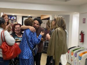 Rebecca Jones Instagram - QUÉ LINDO ES SABER QUE TANTA GENTE ME QUIERE!!! Y QUÉ MANERA TAN LINDA DE DEMOSTRÁRMELO.  Como no pude asistir a la premier de NADA QUE VER, Jacobo Nazar @jaynazar y @videocine me organizaron mi propia premiere privada con palomitas y todo 🥰gracias Mónica Rivero y Pablo Martinez de Velazco y gracias por supuesto a mi enorme equipo de prensa @prensadanna que siempre están ahí para mi ☺️🙏🏻 

Y que puedo decir del elenco que me acompañó esa noche!!! Invite a las personas que yo más amo, unos de toda la vida, otros, apenas de unos meses para acá, pero todos, todos, han estado conmigo en estos meses tan difíciles de sobrellevar. Y siguen conmigo, sobre todo ahora que se ve el resplandor de la salud perfecta, esa luz de esperanza tan añorada. Algunos no pudieron asistir por cuestiones de trabajo, pero se perfectamente que su corazón está conmigo. 

Si. Ya se que estoy muy delgada , pero bien dice Saint-Exuperie : lo esencial es invisible a los ojos. (Y créanme, 8 días en terapia intensiva, adelgazan a cualquiera, ya los recuperaré), pero esa es la menor de mis preocupaciones, ahora sólo se que cada día estoy más fuerte y sana. Y no, no pido un milagro como algunos dicen por ahí, porque se que Dios SIEMPRE está conmigo, no. Tampoco estoy “luchando” porque todos luchamos día con día por vivir ( al menos yo pienso que así debería ser). Lo que si estoy haciendo es disfrutar de cada segundo de vida, probando sus manjares, sus momentos agridulces, aprendiendo de las cosas bellas y no tan bellas. Pensando cosas lindas. Por supuesto que me sigo cuidando, y para eso no sólo estoy con la medicina alópata, sino también con la alternativa. Estoy con un biólogo maravilloso que reside en Monterrey, Alberto Valdez Marroquin. Ya les platicaré la joya con la que me topé. 

Mientras tanto, si me estás leyendo y me quieres, no me tengas lástima, pues eso se acerca más al lamento, al quejido, y yo estoy muy pero muy lejana a eso. 
Más bien piensa cosas lindas, para que esos pensamientos se conviertan en polvos mágicos, se materialicen y se haga un enorme y colectivo pensamiento mágico!!!! 
LES AMO!!!! ♥️♥️♥️♥️♥️♥️ 

VAYAN A VERLA! Está buenísima y está súper divertida!!!!