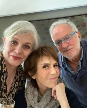 Rebecca Jones Instagram - COMO EL LEGENDARIO COCKTAIL “VUELVE A LA VIDA” , ASÍ SON LOS VERDADEROS AMIGOS: DELICIOSOS Y REVITALIZANTES, MI FAMILIA ELEGIDA. 

Con unos kilitos de menos pero con exceso de amor y muchas ganas de vivir y volver a las andadas, deseo para todos un muy feliz y vital 2023!!!!