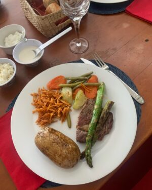 Rebecca Jones Instagram - Pocas cosas me gustan más en la vida que el detalle de que mis mejores amigos me traigan delicias  de comer a casa 😊 😋
@anaceliaurquidi ♥️ #antonioserrano  #comidasaludable #comidadeliciosa #hechaconamor