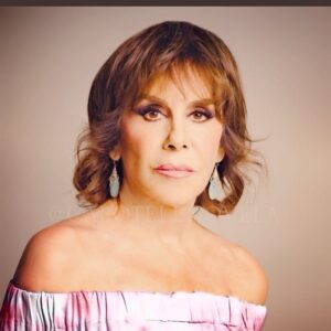 Rebecca Jones Instagram - Gracias a todo el público de #usa #estadosunidos que están viendo #cabo Espero la estén disfrutando enormemente, como yo disfruté haciéndola. Lucía Noriega es uno de los personajes más ricos y agradables que me ha tocado interpretar. 

Por otra parte, invito al público de #latinoamerica a que no se pierdan el estreno de @cabotelenovela este 6 de febrero, les aseguro que les va a encantar esta historia llena de amor, pasión y traición por @canalestrellas 
@elgueromex 

#guatemala 10:35 pm
#costarica 10:35 pm 
#venezuela 12:35 am 
#argentina 1:35 am 
6 DE FEBRERO 2023