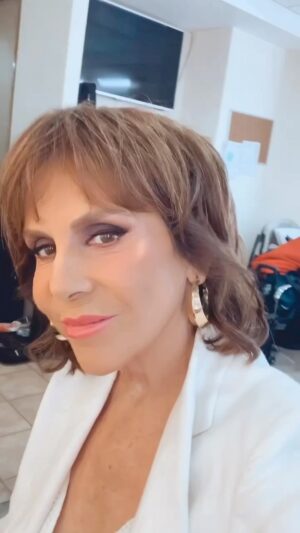 Rebecca Jones Instagram - Feliz jueves!!! Cuéntenme… están disfrutando de @cabotelenovela y #lucianoriega ? Qué les ha parecido??
#cabotelenovela @elgueromex #porlasestrellas lunes a viernes 9:30
