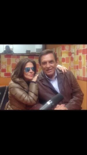 Rebecca Jones Instagram - Te voy a extrañar querido Manuel. Fuiste un ser extraordinario que cruzó mi vida como un ángel. Descansa en Paz amigo entrañable, maestro generoso. Siempre estarás en mi corazón ♥️