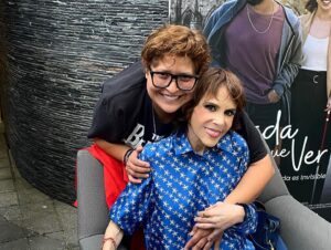 Rebecca Jones Instagram - QUÉ LINDO ES SABER QUE TANTA GENTE ME QUIERE!!! Y QUÉ MANERA TAN LINDA DE DEMOSTRÁRMELO.  Como no pude asistir a la premier de NADA QUE VER, Jacobo Nazar @jaynazar y @videocine me organizaron mi propia premiere privada con palomitas y todo 🥰gracias Mónica Rivero y Pablo Martinez de Velazco y gracias por supuesto a mi enorme equipo de prensa @prensadanna que siempre están ahí para mi ☺️🙏🏻 

Y que puedo decir del elenco que me acompañó esa noche!!! Invite a las personas que yo más amo, unos de toda la vida, otros, apenas de unos meses para acá, pero todos, todos, han estado conmigo en estos meses tan difíciles de sobrellevar. Y siguen conmigo, sobre todo ahora que se ve el resplandor de la salud perfecta, esa luz de esperanza tan añorada. Algunos no pudieron asistir por cuestiones de trabajo, pero se perfectamente que su corazón está conmigo. 

Si. Ya se que estoy muy delgada , pero bien dice Saint-Exuperie : lo esencial es invisible a los ojos. (Y créanme, 8 días en terapia intensiva, adelgazan a cualquiera, ya los recuperaré), pero esa es la menor de mis preocupaciones, ahora sólo se que cada día estoy más fuerte y sana. Y no, no pido un milagro como algunos dicen por ahí, porque se que Dios SIEMPRE está conmigo, no. Tampoco estoy “luchando” porque todos luchamos día con día por vivir ( al menos yo pienso que así debería ser). Lo que si estoy haciendo es disfrutar de cada segundo de vida, probando sus manjares, sus momentos agridulces, aprendiendo de las cosas bellas y no tan bellas. Pensando cosas lindas. Por supuesto que me sigo cuidando, y para eso no sólo estoy con la medicina alópata, sino también con la alternativa. Estoy con un biólogo maravilloso que reside en Monterrey, Alberto Valdez Marroquin. Ya les platicaré la joya con la que me topé. 

Mientras tanto, si me estás leyendo y me quieres, no me tengas lástima, pues eso se acerca más al lamento, al quejido, y yo estoy muy pero muy lejana a eso. 
Más bien piensa cosas lindas, para que esos pensamientos se conviertan en polvos mágicos, se materialicen y se haga un enorme y colectivo pensamiento mágico!!!! 
LES AMO!!!! ♥️♥️♥️♥️♥️♥️ 

VAYAN A VERLA! Está buenísima y está súper divertida!!!!