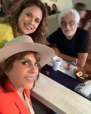 Rebecca Jones Instagram - Ayer fue un día de risas y celebración con amigos muy pero muy queridos, en el cumple de nuestro @bernardonajera excelente director de fotografía y compañero entrañable. Gracias Bernie por este fieston divertido y comida exquisita ♥️

@marcontrerasof @rafaelinclan @marciacoutino @feznoriega