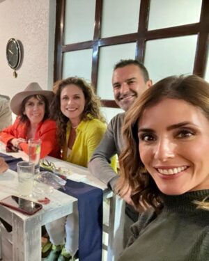 Rebecca Jones Instagram - Ayer fue un día de risas y celebración con amigos muy pero muy queridos, en el cumple de nuestro @bernardonajera excelente director de fotografía y compañero entrañable. Gracias Bernie por este fieston divertido y comida exquisita ♥️

@marcontrerasof @rafaelinclan @marciacoutino @feznoriega
