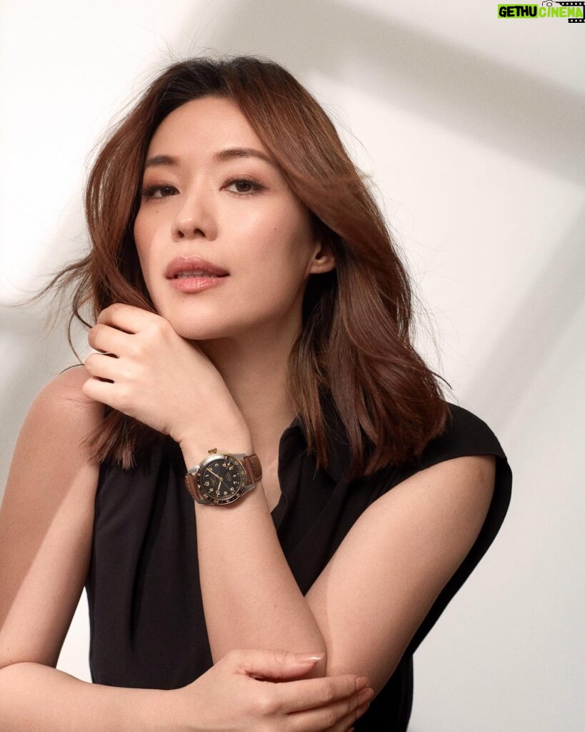 Rebecca Lim Instagram - Time is a strange thing. It moves so quickly yet slowly at the same time. Anyone else agrees? 😊 Most importantly let’s treasure the moments we have 🤍 Love this @longines Spirit Zulu 🤍 It’s the perfect balance of masculinity and elegance topped with a timely reminder of the #LonginesSpirit 🤍 #EleganceisanAttitude #ThePioneerSpiritLivesOn #PionneringTimeZones