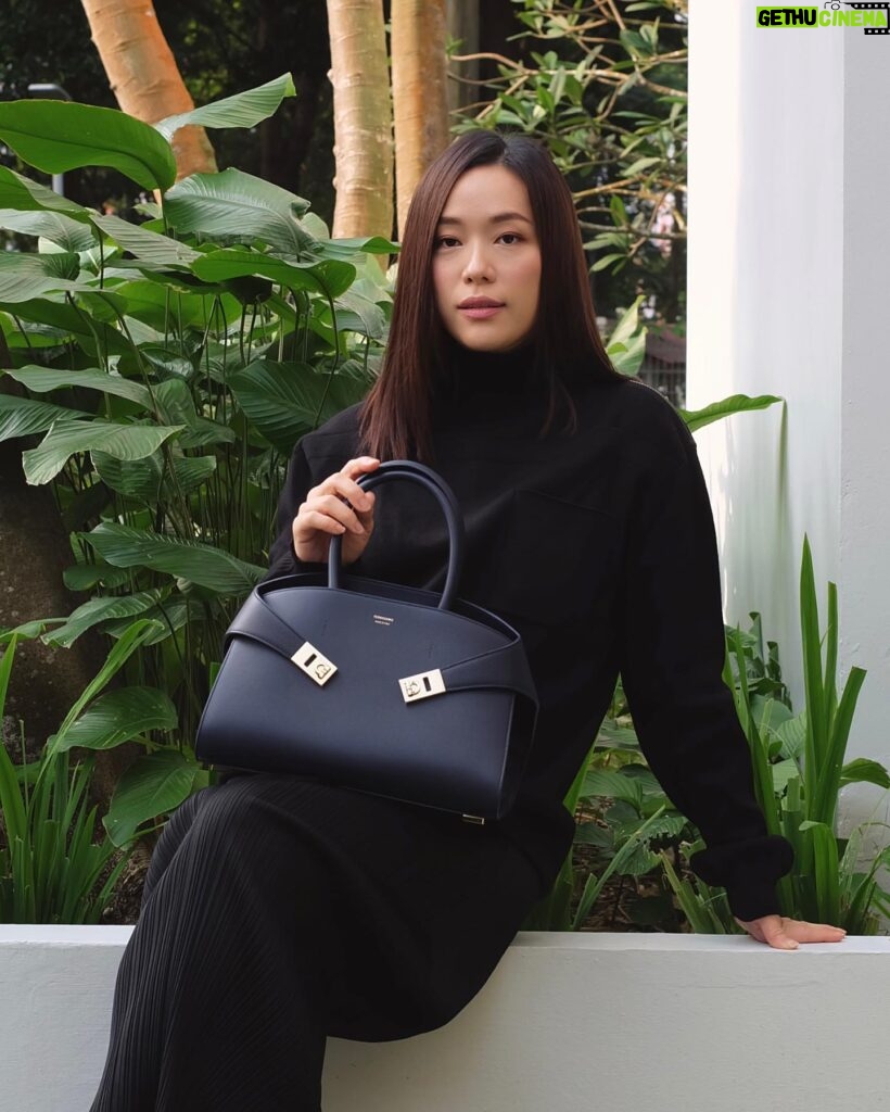 Rebecca Lim Instagram - Big hugs to you 🩵🤍💙 @ferragamo #FerragamoHugBag #FerragamoFW23