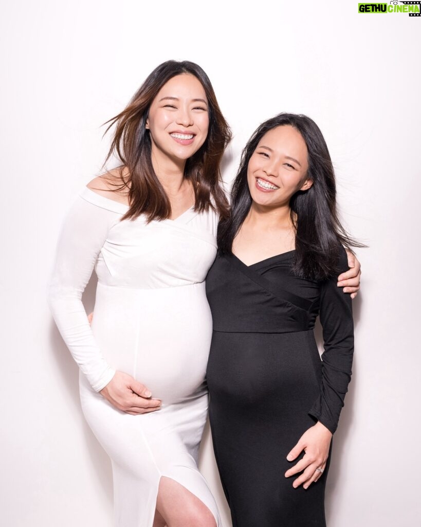 Rebecca Lim Instagram - The most amazing and blessed part about this journey is being pregnant (at the same time) with my best friend — my little sister! 🤍 Love you so much sissy! 🤍♾️ Thank you for helping us capture this precious moment @shaunleelee @dexterng @josedanielretrato 🫶🏻🫶🏻🫶🏻 Framing this up right now!