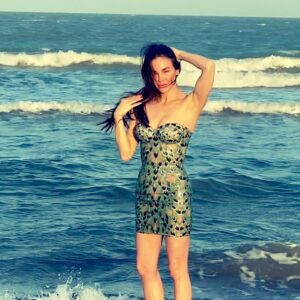 Rebekah Graf Instagram - I must be dreaming 🧜🏼‍♀️ 🐚___________________________________________________ handmade to my very own measurements by @statnaia_corsets_